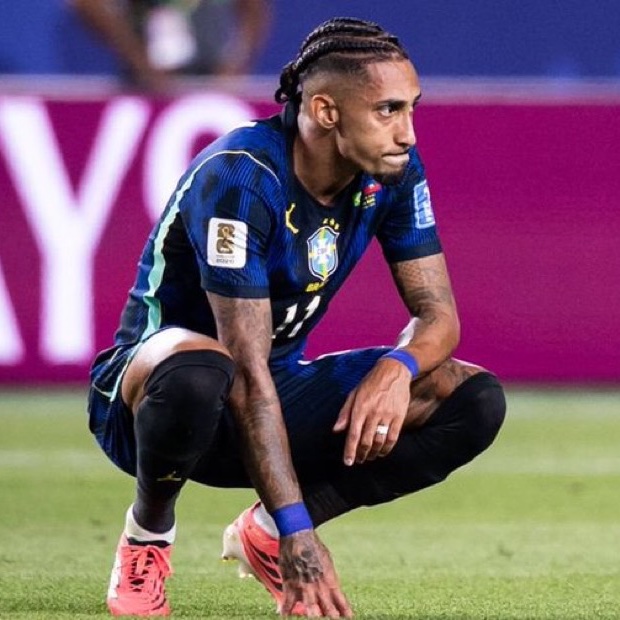 TouchlineX's tweet photo. 🚨 𝗝𝗨𝗦𝗧 𝗜𝗡: Raphinha was taken off at halftime against Australia due to muscle discomfort. https://t.co/n9iW7pGyIj