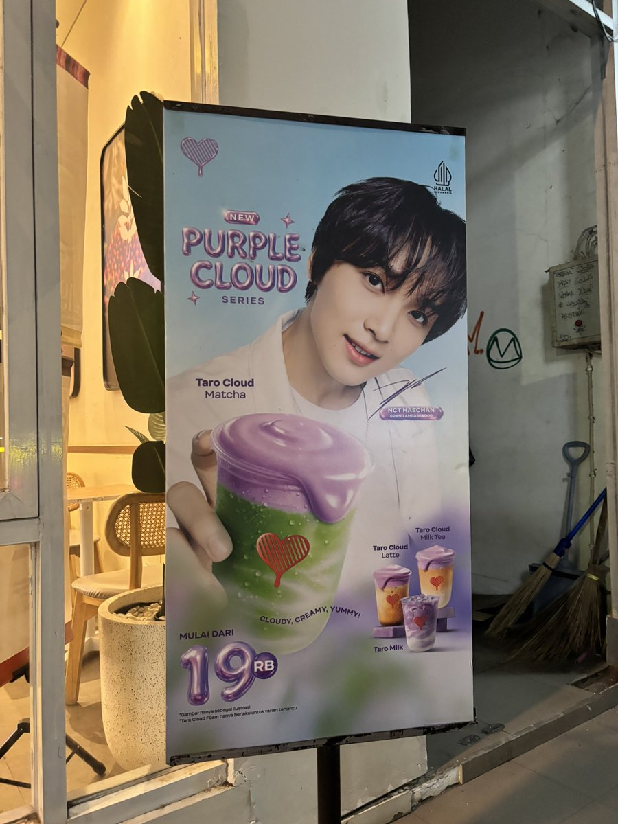 asyaana_'s tweet photo. senengggg di kopken ada poster haechan lagi😚 
markicob taro latte yang katanya enak itu https://t.co/siGraDrfIx