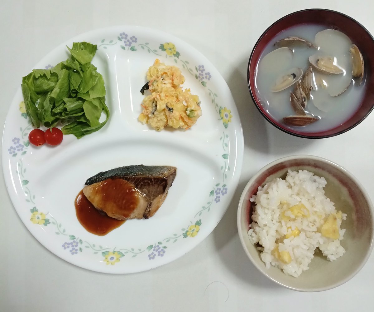 iruka1003's tweet photo. ぶり照り焼き(2026/9/29)

・栗ご飯
・あさり味噌汁
・ポテトサラダ
・生野菜
・デザート　栗🌰

今年初の栗ご飯
剥くの結構たいへんでした😅
#おうちご飯 https://t.co/wbwY8xavqq
