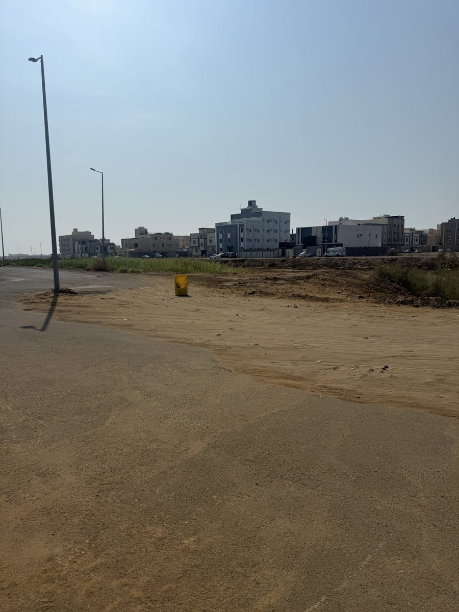 anwar2078's tweet photo. سعادة أمين منطقة جازان، لدي معاملة لدى الأمانة بشأن استكمال أعمال السفلتة أمام منزلي، ولم يتبقَّ من الطريق سوى نحو 30 مترًا فقط، ورقم الطلب 4800191646.

منذ قرابة سنتين وأنا أطالب عبر تطبيق «بلدي»، كما راسلت الأمانة عبر البريد الإلكتروني، وقبل شهر تقدمت بطلب لدى الأمانة، واليوم راجعتهم ولم أجد حلًا واضحًا، وكل ما يقال لي: انتظر، قد يتم استكمال الشارع بعد شهر أو شهرين أو سنة أو حتى سنتين.

سعادة الأمين، سنتان وأنا أطالب باستكمال 30 مترًا فقط، وهذا التأخير تسبب لنا في أضرار وتجمع مياه الأمطار. لذلك تم رفع برقية لمعالي وزير البلديات والإسكان، فإذا كانت الأمانة لا تملك الميزانية أو القدرة على استكمال الأعمال المتبقية، فمعالي الوزير لديه الصلاحية -بإذن الله- للنظر في الموضوع والتوجيه بما يلزم.
نأمل من سعادتكم التدخل وإنهاء معاناتنا، واستكمال الجزء المتبقي من الطريق.
@yghazwani 
@MAMAlsaud 
@majedhogail