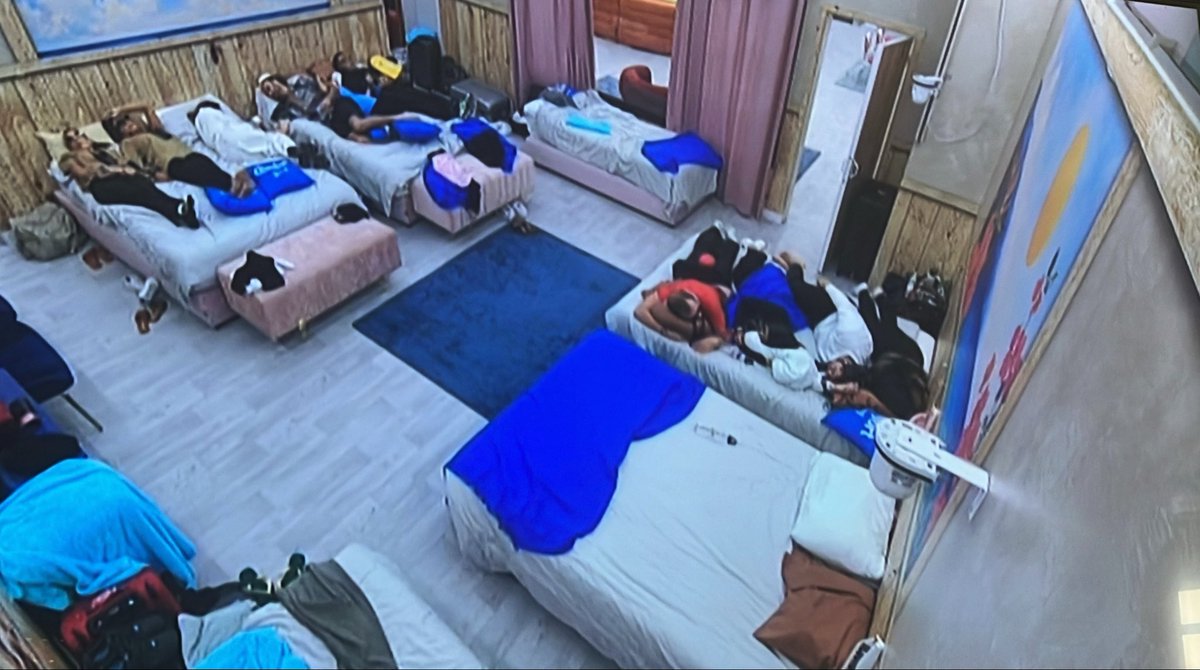 jshaggx's tweet photo. Não era o Luís que criticava quem dormia?

Olha o justiceiro na cama a descansar.

Que puta de hipócrita.
#bbtvi https://t.co/4UMiv8ykXq
