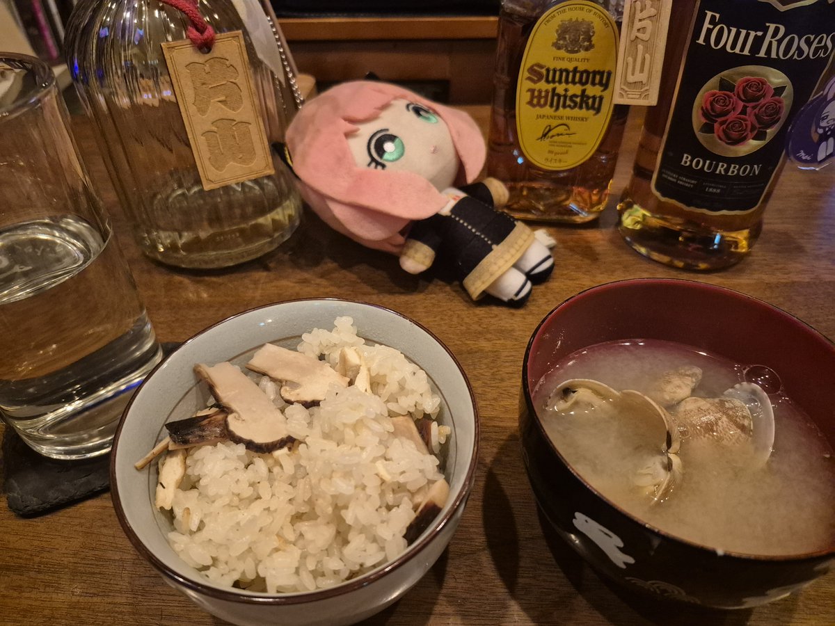 gpc_katachin's tweet photo. 小山さんのBIRTHDAY大会　40人中ブービーだったのに国産の立派な松茸をいただきました　吉祥寺に帰ってママに松茸ご飯を作ってもらいました　逆転優勝🏆
🍺😵🌀 https://t.co/hLKqA57xOa