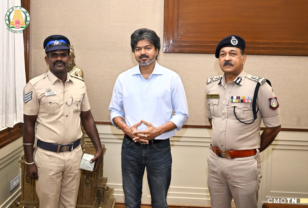 CMOTamilnadu's tweet photo. மாண்புமிகு தமிழ்நாடு முதலமைச்சர் திரு.ச.ஜோசப் விஜய் அவர்கள், கோயம்புத்தூர் மாவட்டம், கோவில்பாளையம் காவல் நிலையத்தின் தலைமைக் காவலராகப் பணியாற்றிவரும் திரு.ம.வேல்முருகன் அவர்களை இன்று (29.9.2026) தலைமைச் செயலகத்திற்கு நேரில் அழைத்து, சுமார் 40 கி.மீ. தூரத்திற்குத் தனது உயிரைப் பணயம் வைத்து, காரின் மேற்கூரையில் படுத்தபடியே சென்று தடைசெய்யப்பட்ட பொருட்களைக் கொண்டுசென்ற கடத்தல்காரர்களைக் கைதுசெய்யக் காரணமாக இருந்த அவரது துணிச்சலைப் பாராட்டினார்.

#CMJosephVijay