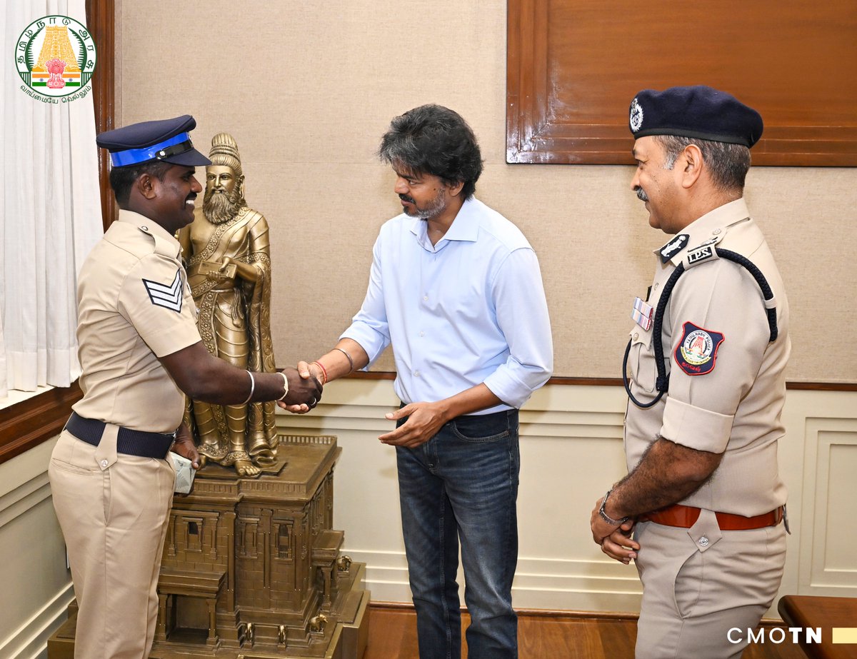 CMOTamilnadu's tweet photo. மாண்புமிகு தமிழ்நாடு முதலமைச்சர் திரு.ச.ஜோசப் விஜய் அவர்கள், கோயம்புத்தூர் மாவட்டம், கோவில்பாளையம் காவல் நிலையத்தின் தலைமைக் காவலராகப் பணியாற்றிவரும் திரு.ம.வேல்முருகன் அவர்களை இன்று (29.9.2026) தலைமைச் செயலகத்திற்கு நேரில் அழைத்து, சுமார் 40 கி.மீ. தூரத்திற்குத் தனது உயிரைப் பணயம் வைத்து, காரின் மேற்கூரையில் படுத்தபடியே சென்று தடைசெய்யப்பட்ட பொருட்களைக் கொண்டுசென்ற கடத்தல்காரர்களைக் கைதுசெய்யக் காரணமாக இருந்த அவரது துணிச்சலைப் பாராட்டினார்.

#CMJosephVijay