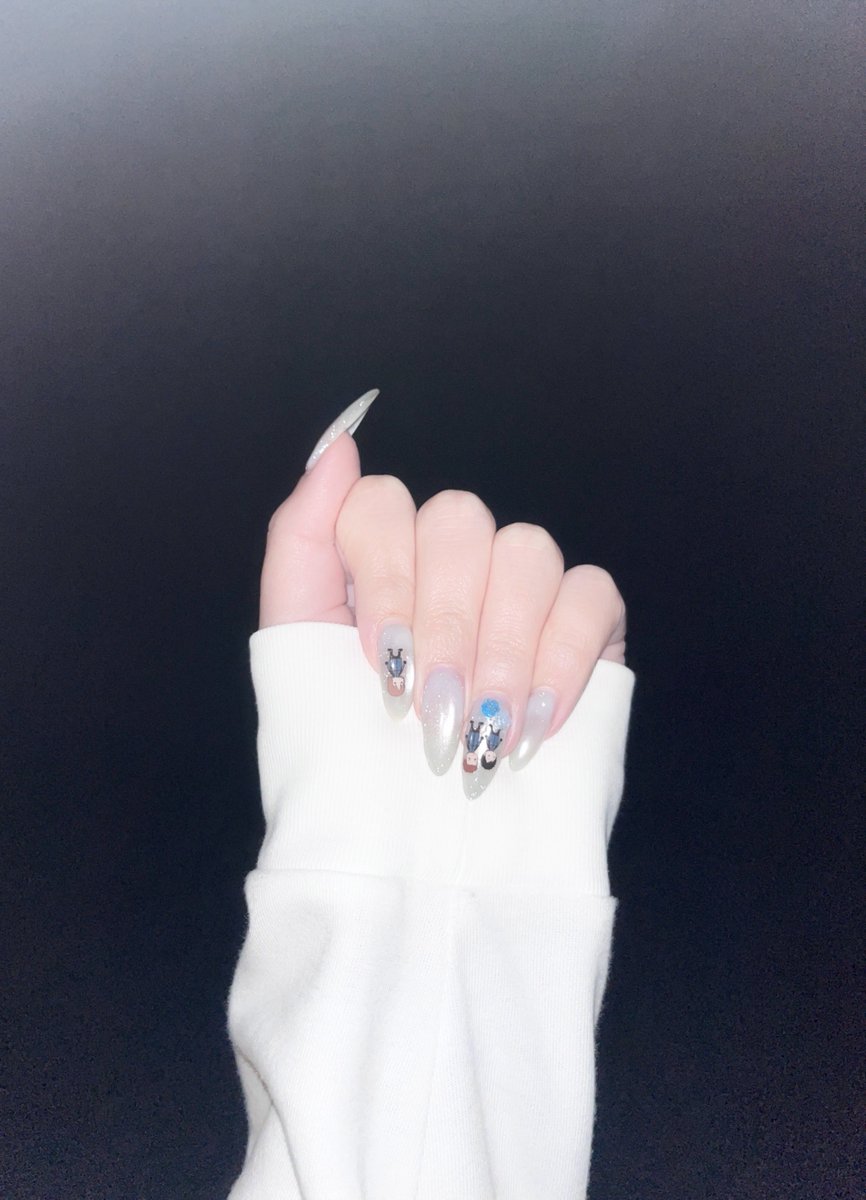 sirasu_ko's tweet photo. 友人に「なんか爪にいるけど…ｯ⁉️」て言われたネイル💙 https://t.co/DUL3DUt9AH