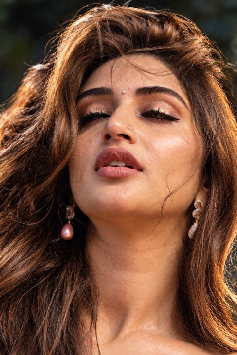 Leelaonlyfaps's tweet photo. Just expressions tho kaarpinche only heroine Sreeleela anukunta https://t.co/4HrF5INgO5