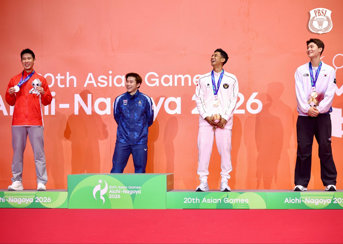 INABadminton's tweet photo. Podium tunggal putra Asian Games Aichi-Nagoya 2026.

🥇: Kunlavut Vitidsarn 🇹🇭
🥈: Loh Kean Yew 🇸🇬
🥉: Alwi Farhan 🇮🇩, Yoo Tae Bin 🇰🇷

Selamat kepada peraih medali 📸

#BadmintonIndonesia #AsianGames2026 https://t.co/zfj5VL62DI