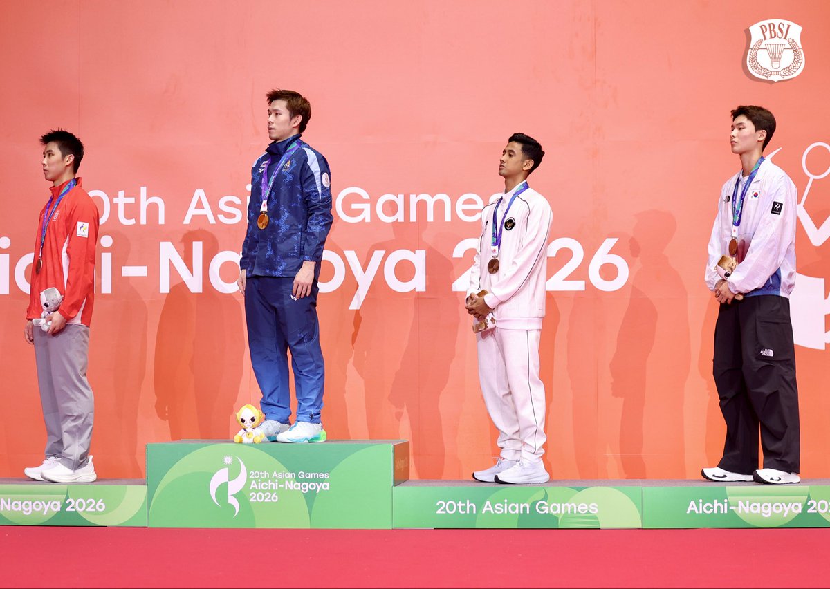 INABadminton's tweet photo. Podium tunggal putra Asian Games Aichi-Nagoya 2026.

🥇: Kunlavut Vitidsarn 🇹🇭
🥈: Loh Kean Yew 🇸🇬
🥉: Alwi Farhan 🇮🇩, Yoo Tae Bin 🇰🇷

Selamat kepada peraih medali 📸

#BadmintonIndonesia #AsianGames2026 https://t.co/zfj5VL62DI