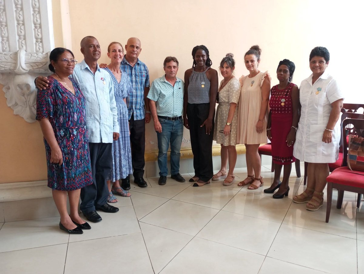CaridadPoey's tweet photo. Los #CDRMatanzas reconocen a los hombres y las mujeres destacados en las tareas de la mayor organización de masas en el aniversario 66. Con la entrega de  medallas por la defensa y la unidad del barrio y 28 de Septiembre. #MatancerosEnVictoria https://t.co/eXhoFAwxWp