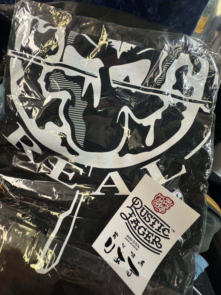 f35063's tweet photo. 美味い焼き鳥が食べたくなったので渋谷へ
オーダーしていたTシャツもゲット
RUSTIC LAGERのコラボステッカーも頂きました
今日も美味い酒でした
#炭火焼鳥りある
#チェリコ
#RUSTICLAGER https://t.co/eA4z6lwgmj