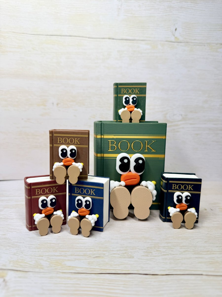 MarieSato0904's tweet photo. おすわりちゃんBOOKのカプセルトイ、ついに10月末発売です…！
BOX版は11月末予定となっているそうです📕
とっても楽しみです🤭 https://t.co/YVI1FPBSdv