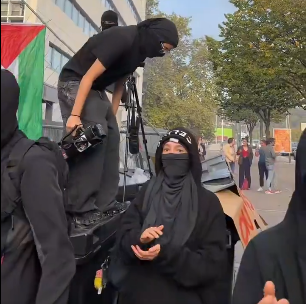 ZeMedConf's tweet photo. 🔴 PUB | N'oubliez pas de vous munir d'un sweat à capuche CELINE à seulement 850 € avant de réclamer une ristourne à la cantine (en antifasciste et en responsabilité). https://t.co/QJZrLpsbGr