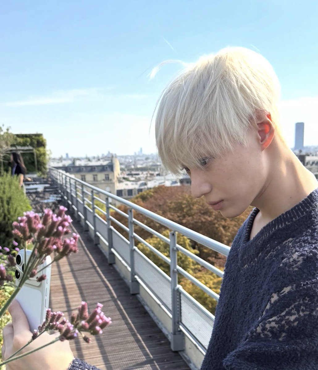 6v6zone's tweet photo. angel spotted in paris looking like he descended straight from heaven for fashion week https://t.co/aTxsZ7rppv