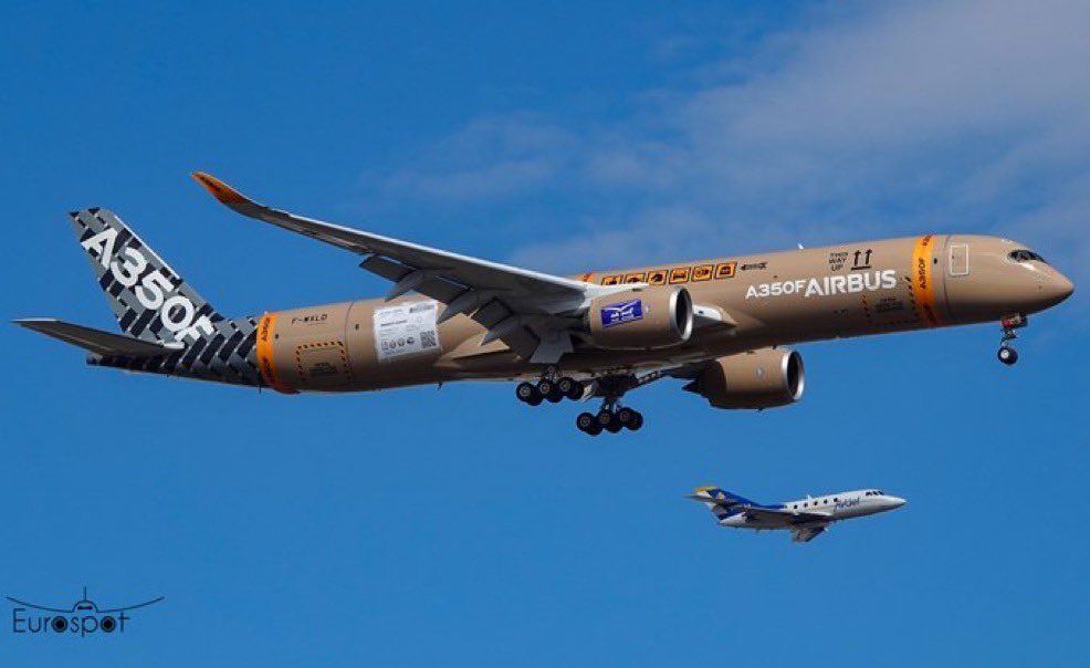 airplusnews's tweet photo. 🔴 C’est une étape majeure pour Airbus : le premier prototype de l’A350F (MSN 700) a réalisé aujourd’hui son vol inaugural depuis Toulouse.

▫️ 4h10 de vol
▫️ Altitude maximale : 25 000 ft

Cette première sortie a permis de vérifier l’aptitude au vol, les qualités de pilotage et le fonctionnement des principaux systèmes.

➡️ Une campagne d’essais en vol de plus de 9 mois débute désormais, avant l’entrée en service du nouveau cargo.

Le deuxième prototype, MSN 701, est en phase finale d’assemblage et doit rejoindre prochainement l’atelier peinture.

➡️ Fin août 2026, l’A350F comptait déjà 115 commandes auprès de 14 clients et jusqu’à 59 % de parts de marché sur le segment des gros-cargos.

📷 @cliper31