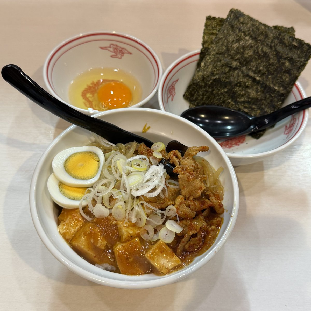mouyome's tweet photo. 今日は朝も昼も食べてないから、セット食べても許される半ラーメン北極半蒙古丼（ご飯少なめ）。（17/n）
それぞれの器に少しずつ残った全てをブレンドTKG状態で食べたら今月の欲望は満たし尽くした。 https://t.co/KHqnHbYZrE