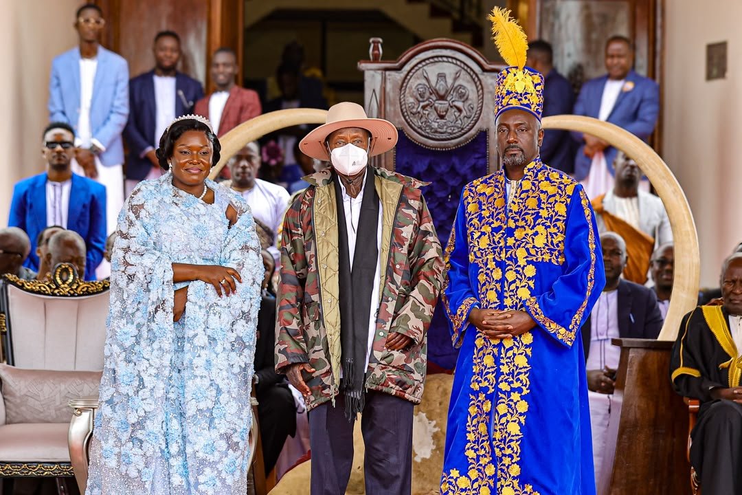 StateHouseUg's tweet photo. President @KagutaMuseveni, during the coronation of Omukama Edward Rukidi Nyabongo I, paid tribute to the late Omukama Oyo Nyimba Kabamba Iguru Rukidi IV for his contributions to Tooro and Uganda.

The President also urged cultural leaders to promote responsible family life, preserve traditional marriage practices, and safeguard Uganda’s indigenous languages, science, crafts, and cultural heritage.