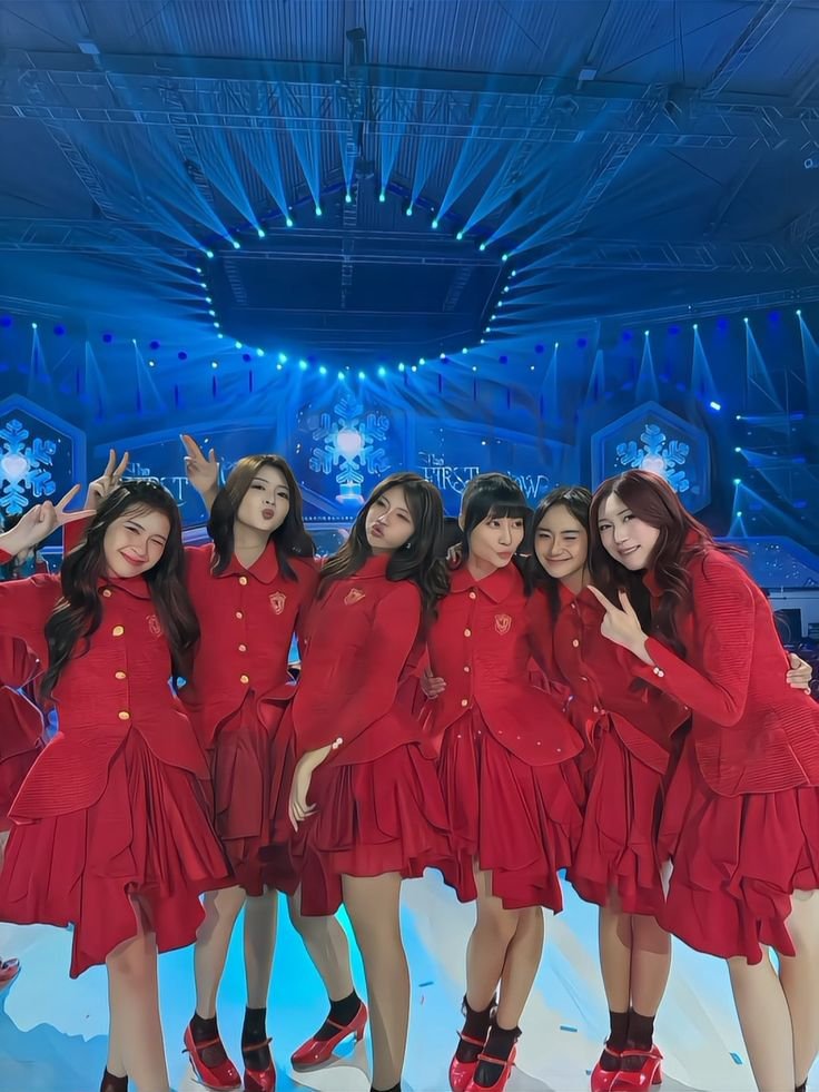 cazcym's tweet photo. happy 8th anniversary, gen 7! 🤍 makasih ya udah bertahan sejauh ini, selalu ada buat satu sama lain, dan ngelewatin semuanya bareng-bareng. semoga perjalanan kalian ke depan makin seru. proud of you all! 

#TheConstellationOfVII #EightYearsOfLight #8thYearsLuckySeven https://t.co/ThpYfriSXJ
