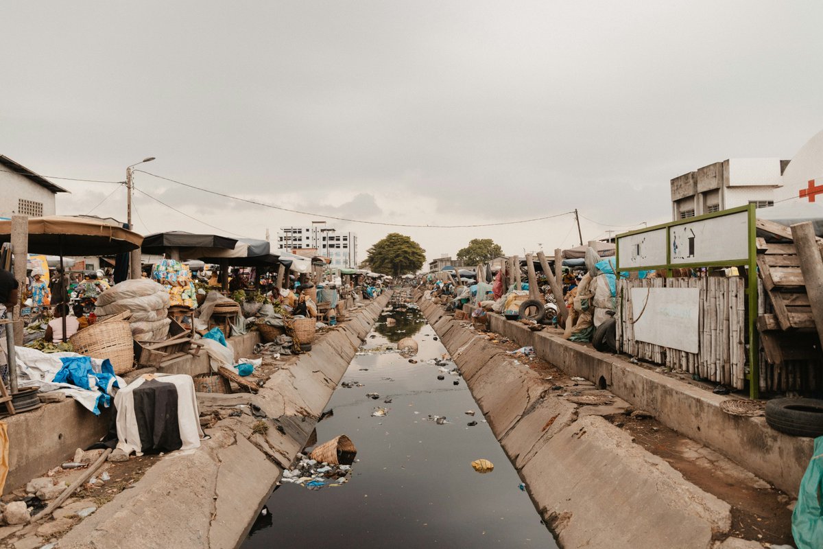 sosocare1's tweet photo. The flooding across Nigeria is a reminder: keeping our environment clean is everyone’s responsibility. 

We can’t control the rain, we can control where our waste goes.

With SoSoCare, recyclables can have value beyond the bin and contribute to your healthcare journey. #sosocare https://t.co/HL8CzLDoCY