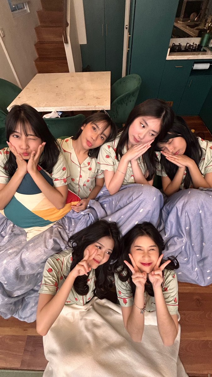 cazcym's tweet photo. happy 8th anniversary, gen 7! 🤍 makasih ya udah bertahan sejauh ini, selalu ada buat satu sama lain, dan ngelewatin semuanya bareng-bareng. semoga perjalanan kalian ke depan makin seru. proud of you all! 

#TheConstellationOfVII #EightYearsOfLight #8thYearsLuckySeven https://t.co/ThpYfriSXJ