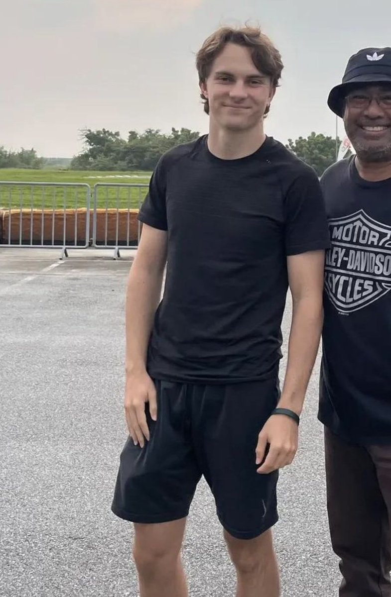 a_kkul's tweet photo. WHAT IS IN THE MALAYSIAN AIR HE LOOKS SO GOOD https://t.co/T5zqo5LmbX