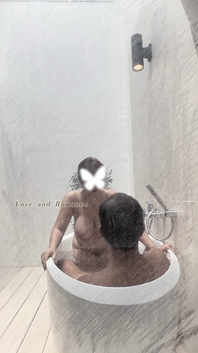 Couple_MakeLove's tweet photo. หลายครั้งที่เริ่มด้วยการแช่น่ำพูดคุยเรื่อยเปื่อย คุยไปแตะเนื้อต้องตัวกันไป พอเริ่มมีอาการโดยที่ต่างคนต่างรู้ความต้องการของกันและกัน ทุกอย่างจึงเกิดขึ้นด้วยความเต็มใจ เติมความสุขให้แก่กัน สถานะเราอาจไม่ใช่คนรักกันแค่เรามีรู้สึกดีๆให้กันในช่วงเวลาหนึ่งก็เกินพอ #แช่น้ำ #ชายเดี่ยว https://t.co/zW1oHMWsVc