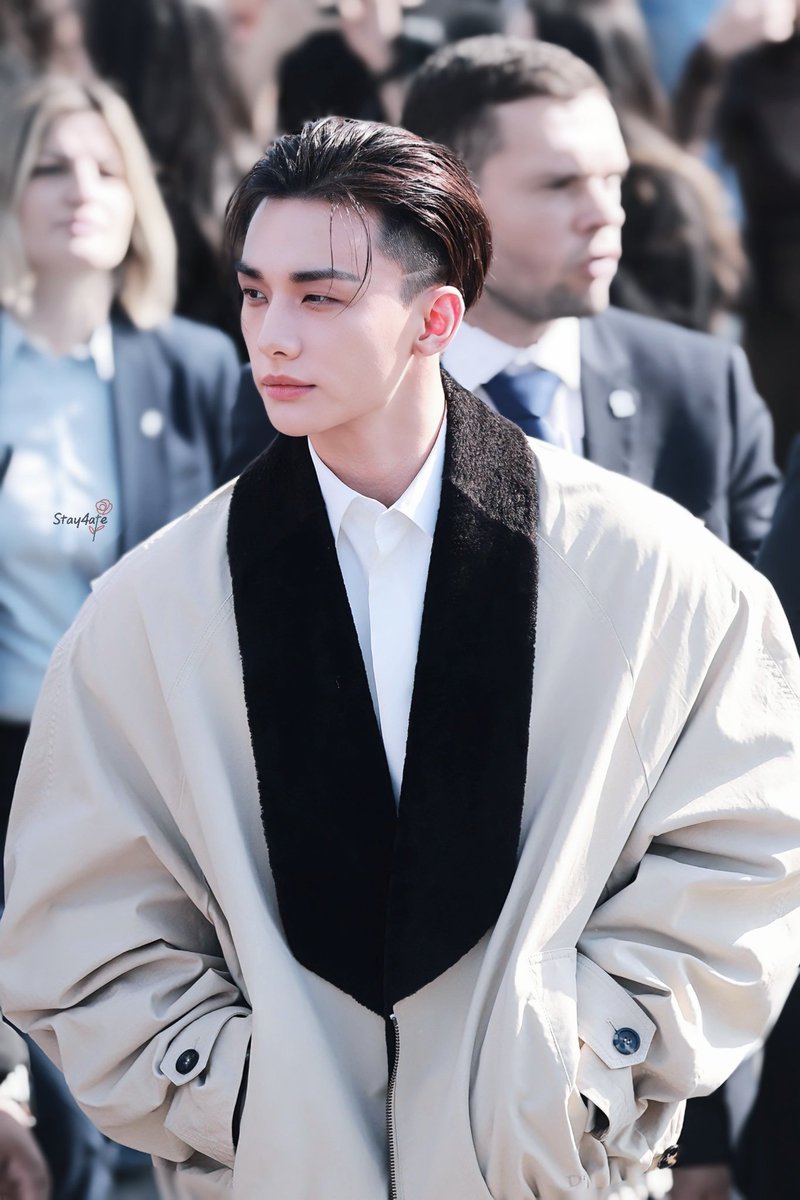 Stay_4ate's tweet photo. 260929 Dior PFW
Prince🤴
HYUNJIN STUNS AT DIOR PFW
#StrayKids #스트레이키즈 #スキズ  
#Hyunjin #현진 #ヒョンジン #dior
#DiorSummer27_HYUNJIN https://t.co/VzSsFOliNt