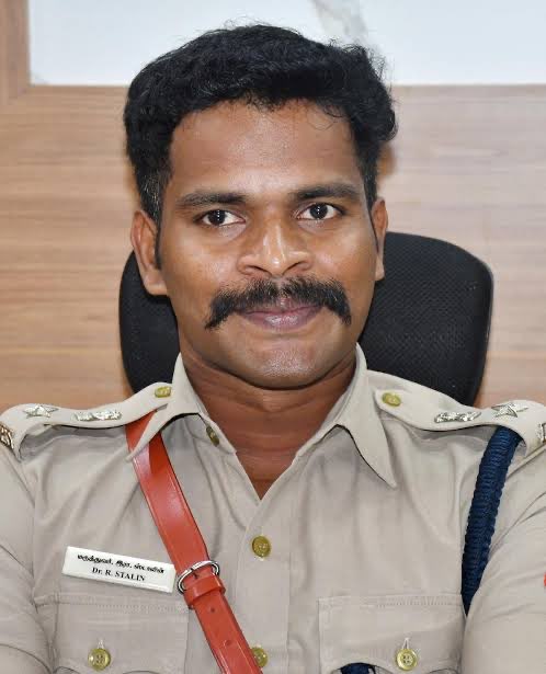 mmeiyyanathan's tweet photo. Dr. R. Stalin, IPS அவர்களுக்கு மீண்டும் முக்கியப் பொறுப்பு EOW North Zone SP!

காரைக்குடியில் ASP-ஆக பணியாற்றிய காலத்திலேயே சட்டவிரோத செயல்கள், கஞ்சா மற்றும் போதைப்பொருள் நடவடிக்கைகள், TASMAC தொடர்பான விதிமீறல்கள்  உள்ளிட்டவற்றில் கடுமையான நடவடிக்கை எடுத்த அதிகாரி என்ற பெயர் அவருக்கு இருந்தது. 

அரசியல் அழுத்தங்கள் இருந்தாலும், அதைப் பொருட்படுத்தாமல் சட்டப்படி தனது பணியை செய்தார் என்ற பாராட்டும் காரைக்குடியில் அப்போது பேசப்பட்டது.

அவரைச் சுற்றி சமீபத்தில் சில சர்ச்சைகளும், YouTube வழியாக விமர்சனங்களும் எழுந்தன. அது உண்மையா என்று தெரியவில்லை.

எந்த சர்ச்சை இருந்தாலும், ஒரு அதிகாரியின் பணியை அவர் வகித்த பதவிகளில் செய்த செயல்பாடுகளின் அடிப்படையில்தான் பார்க்க வேண்டும். மீண்டும் பொறுப்பு வழங்கப்பட்டிருப்பது மகிழ்ச்சி. கொடுக்கப்பட்ட EOW பொறுப்பிலும் Dr. Stalin, IPS அவர்கள் நேர்மையுடனும் துணிச்சலுடனும் செயல்பட்டு தனது திறமையை நிரூபிப்பார் என்ற நம்பிக்கை இருக்கிறது.
@tnpoliceoffl