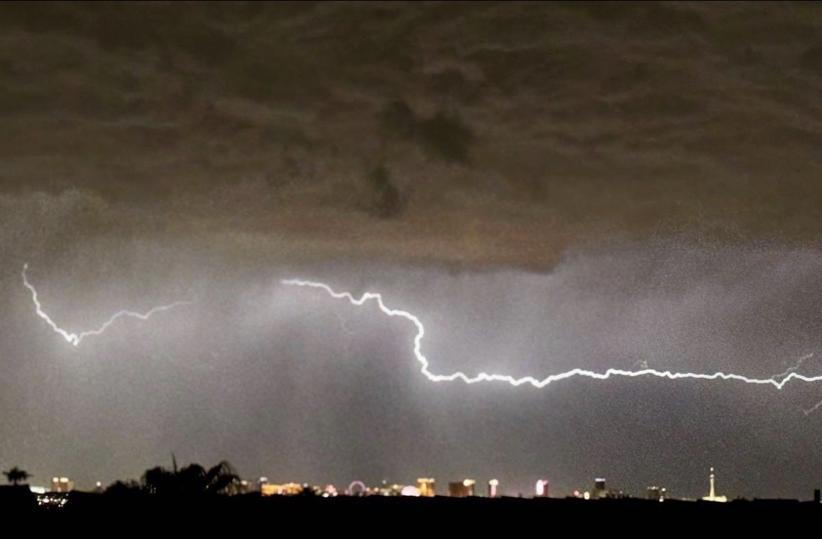 Aprilluvvisuals's tweet photo. Lightning storms last night ⚡ https://t.co/y2SobKgiQs