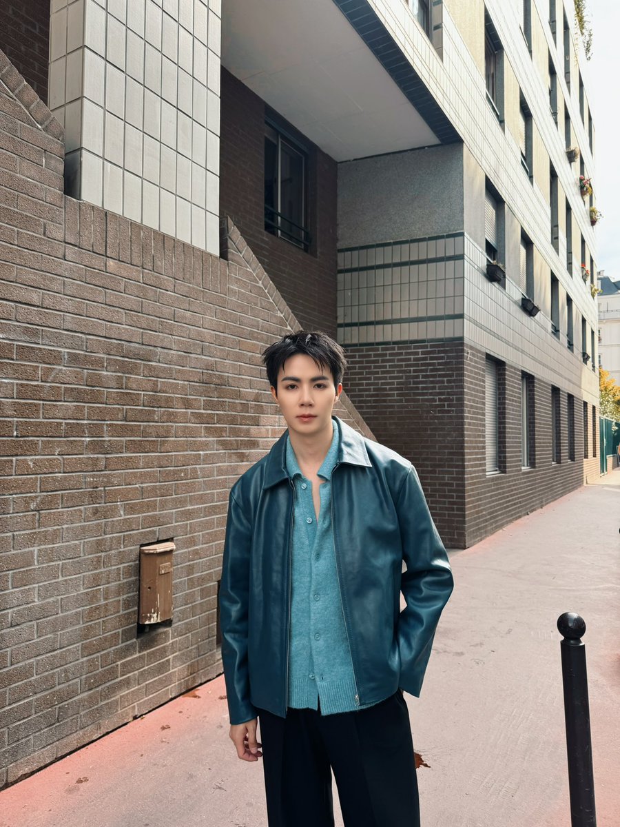 iLeang21's tweet photo. Blue mood, Paris streets.

ZEE PRUK PFW 2027
#SANDROxZEEPRUK https://t.co/OWwLQw2mBc