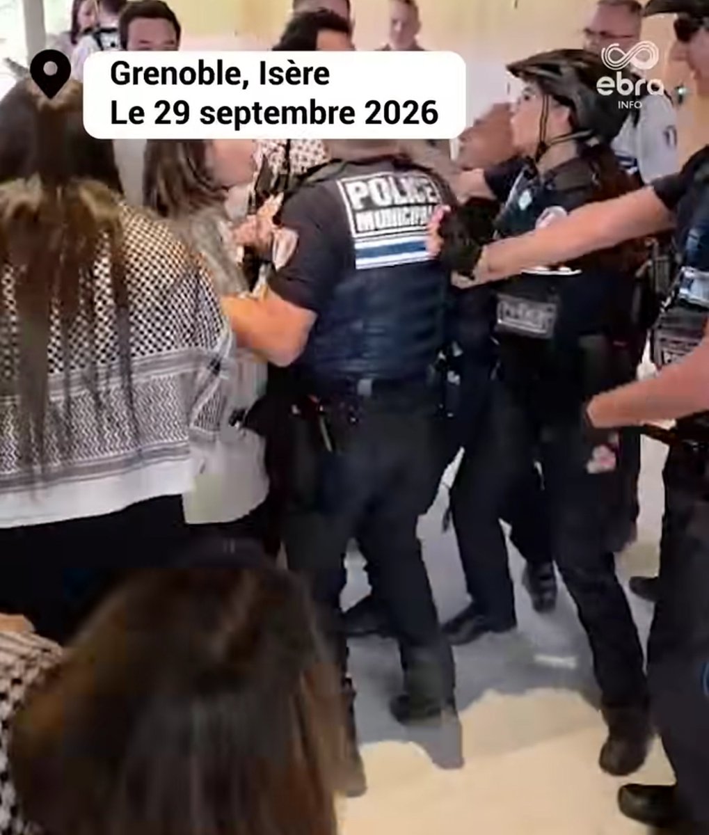 louloudemamina's tweet photo. Purée, encore s'en prendre aux FDO 🫪. 
Franchement ras le bol des lfistes et de leur propagande pro hamas. S'ils arrivaient au pouvoir, ils feraient ouvrir des camps de c*......pour les gens de droite. Des fous 🤬
Nouvelle mode les torchons sur les épaules 🤔 https://t.co/MDW2wVmIrR