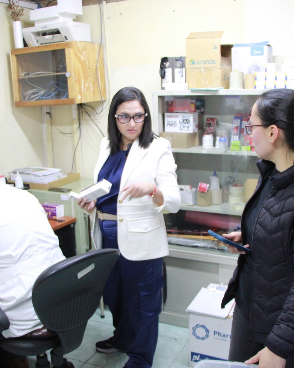Salud_Ec's tweet photo. Estamos donde la gente nos necesita, en territorio.🔍

#Quito | La viceministra de Gobernanza de la Salud, Dra. Wendy Gavica, supervisó los Centros de Salud Tipo A Obrero Independiente y San José de Monjas.

Se dispuso:
• Elevar el abastecimiento de medicamentos y dispositivos médicos al menos al 60 % en ambos centros y el crecimiento progresivo.
• Organizar el archivo pasivo en Obrero Independiente.
• Dar mantenimiento a los sillones odontológicos en San José de Monjas.

En 21 días volveremos para verificar el cumplimiento.

#DepuraciónEnSalud #SupervisiónEnTerritorio #CumplimientoProgresivo