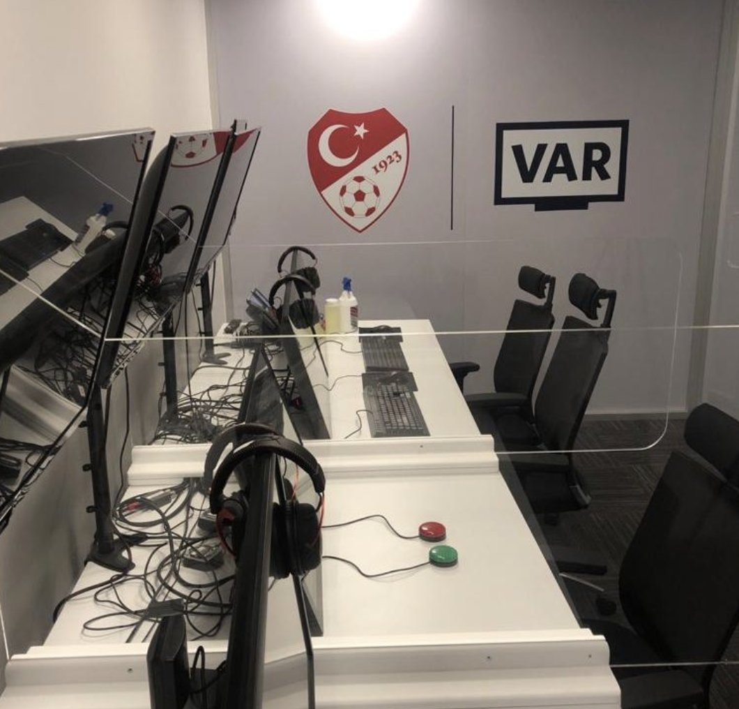 GazeteFont's tweet photo. İstanbul Mali Şube polisi, Riva'da kamera kayıtlarını inceliyor.   VAR odaları, hakem koridorları gibi alanların kamera kayıtlarına bakılıyor. 

(Çağdaş Evren Şenlik) https://t.co/olo9y3mORl
