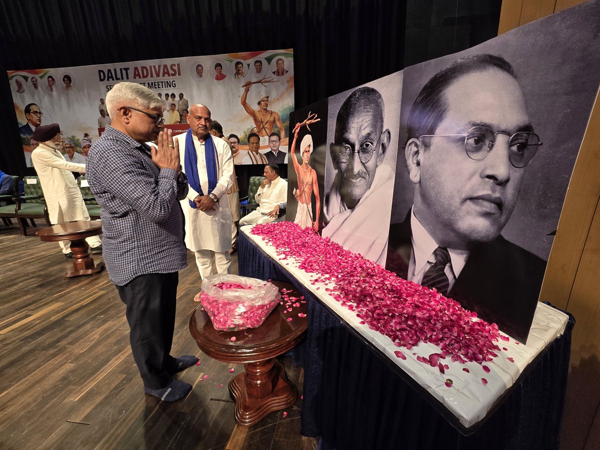 AdvRajendraPal's tweet photo. आज Constitution Club of India में आयोजित दलित-आदिवासी स्वाभिमान सम्मेलन में देशभर से आए कांग्रेस पार्टी के SC/ST सांसदों, मंत्रियों, विधायकों एवं वरिष्ठ सम्मानित साथियों के साथ ख���ला एवं सार्थक संवाद हुआ।

इस संवाद में सामाजिक न्याय, संवैधानिक अधिकार, सम्मान और बराबरी से जुड़े महत्वपूर्ण विषयों पर विचार-विमर्श हुआ।

दलित-आदिवासी समाज के अधिकारों और सम्मान की लड़ाई को और मजबूत करने तथा संविधान की भावना के अनुरूप सामाजिक न्याय की आवाज़ को बुलंद करने का संकल्प लिया।
