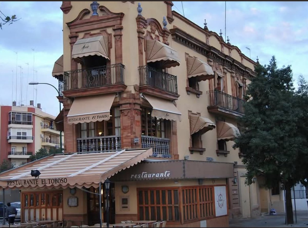 DavidLp32705032's tweet photo. Así está quedando durante la obra que se acomete en él el edificio del antiguo restaurante El Toboso, diseñado por Aníbal Gonzáles en la década de 1920, en la Gran Plaza. Ni a la patada se hace peor. Y el equipo de Sanz y la Gerencia de Urbanismo??? Mirando para Burguillos... https://t.co/rtP9M23Bti