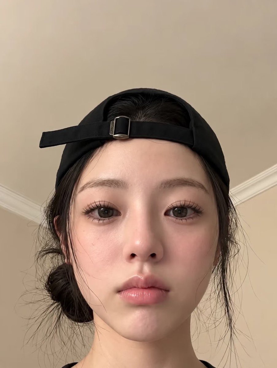 bellopxmeng's tweet photo. โห! Canmake นี่ทำมาสคาร่าออกมาดีนะ ปัดละขนตาเรียงเส้นดีชิบหาย แปรงรับกับรูปตาดีมากก ปัดง่ายกว่าที่คิดหัวแปรงไม่ใหญ่มาก ปัดยกโคนได้แบบโช้ะๆแล้วไม่ไหลไม่เยิ้ม ขนตาไม่ตก  ไม่จับช่อยังสวยอะ￼

#คลึงEP2 #สองหัวใจEP15 #MDRInTheKitchenEP1 https://t.co/pd1qWXeZvJ