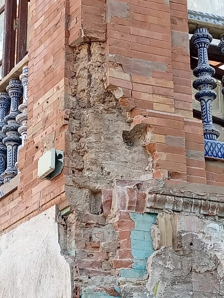DavidLp32705032's tweet photo. Así está quedando durante la obra que se acomete en él el edificio del antiguo restaurante El Toboso, diseñado por Aníbal Gonzáles en la década de 1920, en la Gran Plaza. Ni a la patada se hace peor. Y el equipo de Sanz y la Gerencia de Urbanismo??? Mirando para Burguillos... https://t.co/rtP9M23Bti