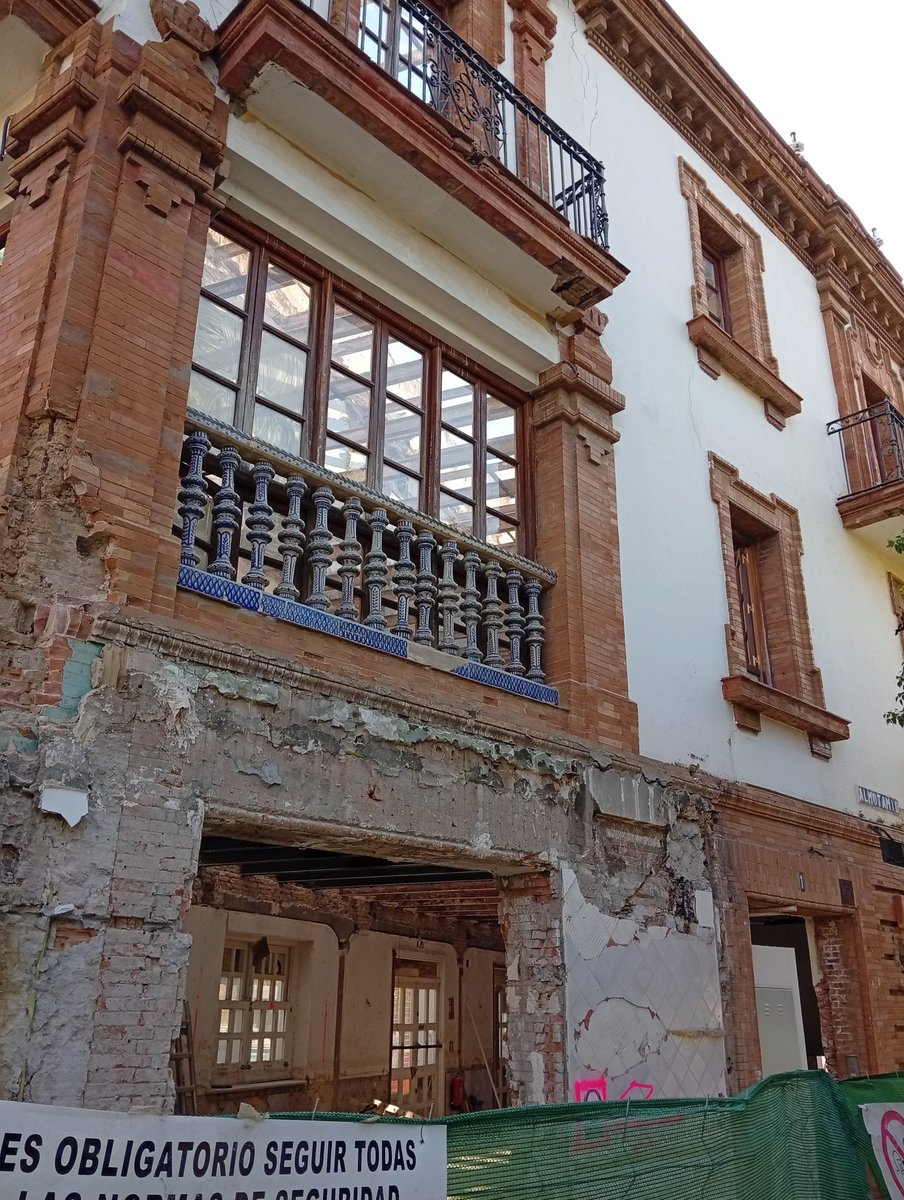 DavidLp32705032's tweet photo. Así está quedando durante la obra que se acomete en él el edificio del antiguo restaurante El Toboso, diseñado por Aníbal Gonzáles en la década de 1920, en la Gran Plaza. Ni a la patada se hace peor. Y el equipo de Sanz y la Gerencia de Urbanismo??? Mirando para Burguillos... https://t.co/rtP9M23Bti