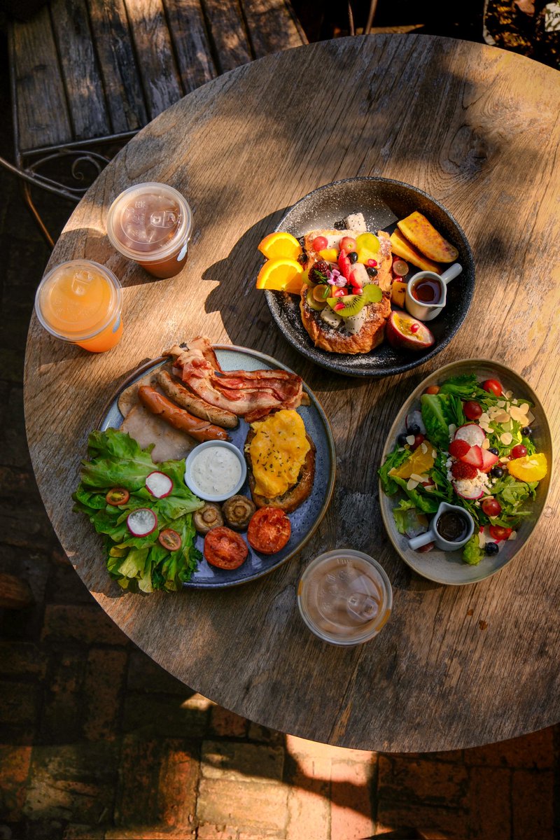 CAFETELLER's tweet photo. Toast n’ Cups ร้านบรันช์เชียงใหม่อีกร้านที่มาแรงสุด เรื่องการจัดสวนจัดร้านต้องยกให้พี่เจ้าของเลย เทสดีมาก ถ้าไม่ได้ไปเองคือดูไม่ออกว่านี่คืออยู่ติดริมถนนเลย ก้าวเท้าเข้าร้านปุ๊ปเหมือนเปิดวาร์ปไปกินบรันช์ในสวนที่ยุโรป 🌞☕️🍞🥗🍓 https://t.co/pPfPNDF8H9