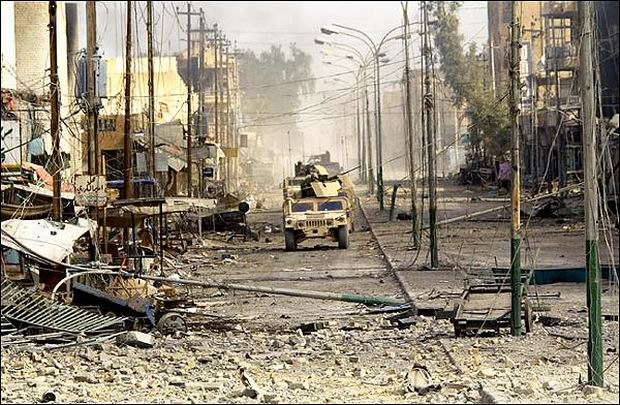 _tevhidgundemi's tweet photo. Büyük Şeytan ABD, Irak’tan çekiliyor!

🔻 Kimyasal silah bulunduğu yalanını gerekçe göstererek 20 Mart 2003 yılında Irak’ı işgal eden ABD, “demokrasi ve özgürlük getireceğiz” söylemiyle girdiği ülkede; işgal, işkence, tecavüz, yıkım ve katliamlarla anılan bir dönem bıraktı. ABD öncülüğündeki işgal ve sonrasında yaşanan çatışmalar yüz binlerce insanın hayatına mal oldu.

🔻 Aradan geçen 23 yılın ardından ABD’nin Irak’taki son askeri üslerinden çekilmesinin 30 Eylül’e kadar tamamlanması planlanıyor. Böylece ABD’nin Irak’taki 2003’te başlayan askeri varlığı sona erecek.

🔻 Büyük şeytan ABD’nin Irak işgali; ölüm, yıkım, tecavüz ve büyük acılarla anılan kanlı bir dönem olarak tarihe geçti.