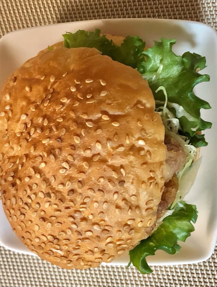 2XCshPIvPo26424's tweet photo. 前回紹介したホワイトマルベックですが、

今回はレモンタルタルチキンバーガーと合わせてみました。

美味しかったです。 https://t.co/1OajawcMet