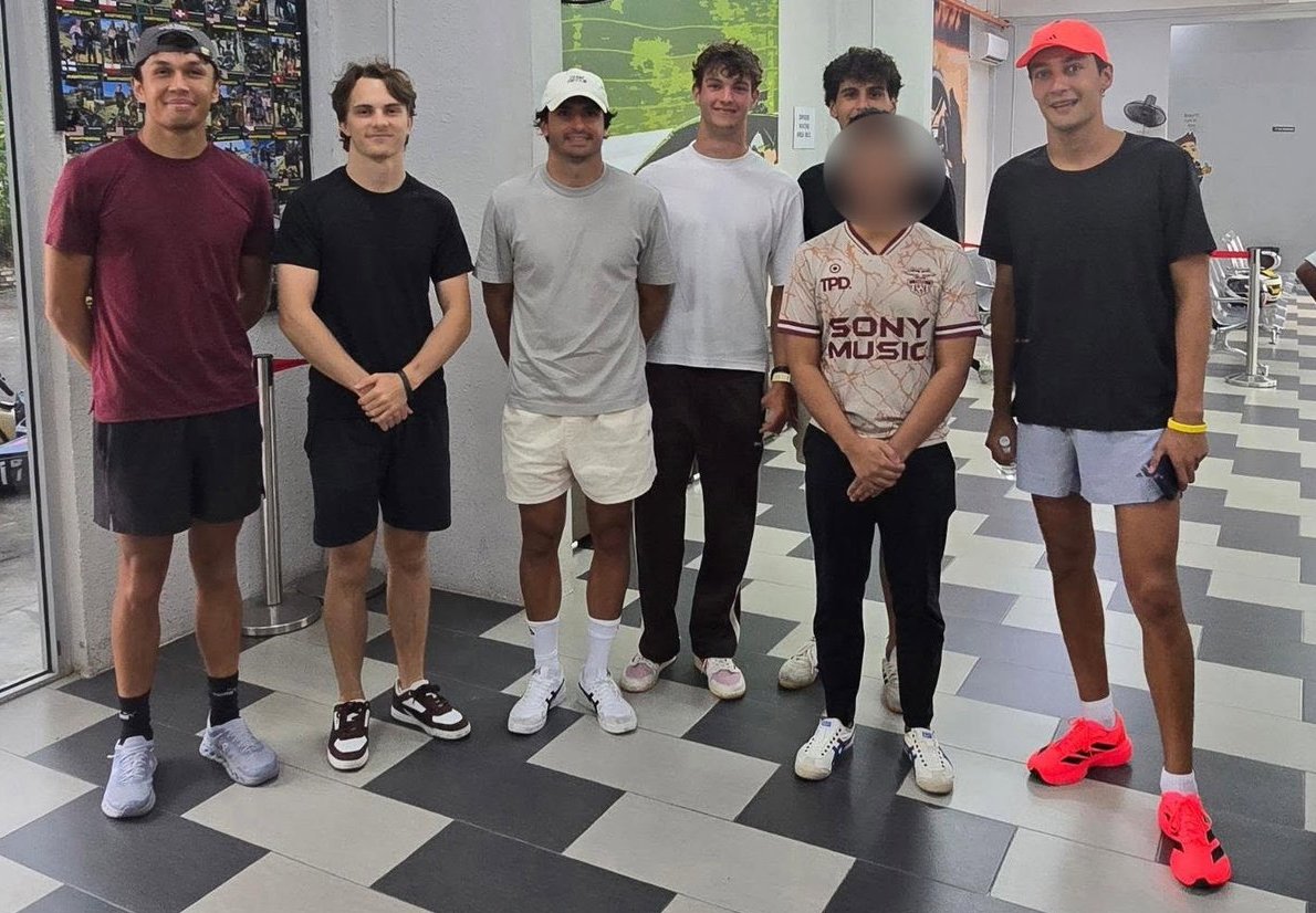 congaxtion's tweet photo. celana paling pendek, topi &amp; sepatu paling silau. alright man. https://t.co/yQE44Hs2by