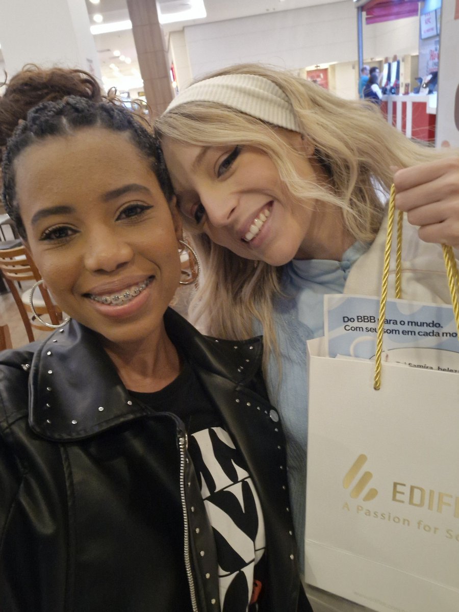 MilenaMeOdeia's tweet photo. Queria passar pra enaltecer essa mulher incrível @samira_sagr , e juntamente com meus anjinhos do SALENAS BRASIL ontem passei pra entregar o produto que foi enviado pela edifier pra elas,mas quando tava indo embora, Passei mal e fiquei maior tempão no shopping pq tive uma crise de ansiedade que minha pressão baixou e quase desmaiei, havia RECEBIDO uma notícia que um familiar sofreu um acidente de moto e perdeu o movimento do corpo do pescoço pra baixo, e isso me pegou junto com minha preocupação pela Milena, e ela sem saber q eu estava la foi ate a mim perguntar pq eu ainda estava la ainda, nao quis falar tudo oq tinha acontecido, mas muito obgd @samira_sagr , e ainda pagou um suco pra mim, fiquei ate com vergonha pq eu nao queria, vou ter q devolver dps de alguma forma, e aos saleners e moranguinhos que me ajudaram, OBRIGADA, e a Fefe tbm que ficou o tempo todo comigo em ligação, obrigada vcs sao demais! 🥰❤️

DETALHE, ELA PARECIA UM ANJO SEM EXAGEROS, ELA TEM ALGO Q É SÓ DELA que se destacou ali onde estava.