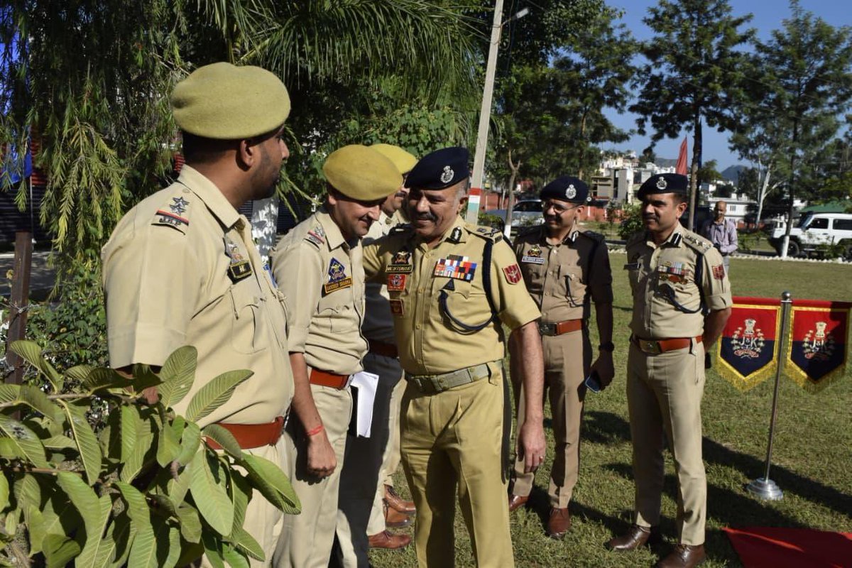 KNSKashmir's tweet photo. #Rajouri || DGP J&amp;K #NalinPrabhat along with Tejinder Singh,IG Jammu Zone, reviewed the ongoing ops with all officers of Rajouri Police.

@JmuKmrPolice @igp_jammu @digrprange https://t.co/jGmHRUZ7pO