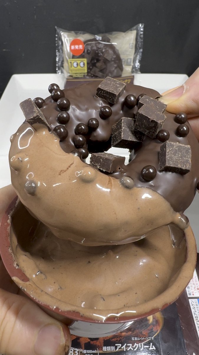 meshiterosweets's tweet photo. 9月29日セブンイレブン新発売チョコづくめのケーキドーナツはネーミング通り生地にもチョコ使われて確実に太らせにきてる😍🍩（95点）パサパサ系ドーナツなので生チョコアイスアレンジするとすごく美味しくなる🍫🍨（120点）↓
https://t.co/iAxlKJaydi https://t.co/NZRCKRyEVX
