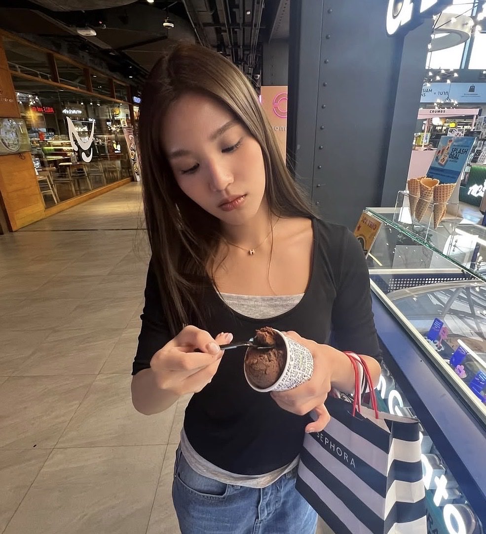 clocking2much's tweet photo. she’s sooooo cute…… sharing is caring my love @.emiamily

#beonnnie https://t.co/Nvx3fbGZE9