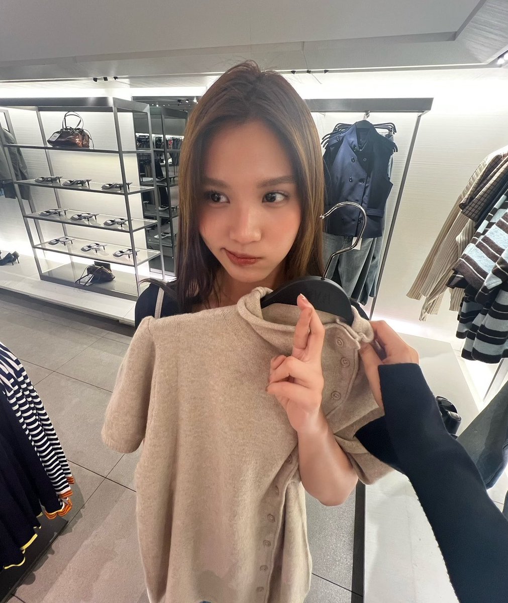 clocking2much's tweet photo. she’s sooooo cute…… sharing is caring my love @.emiamily

#beonnnie https://t.co/Nvx3fbGZE9