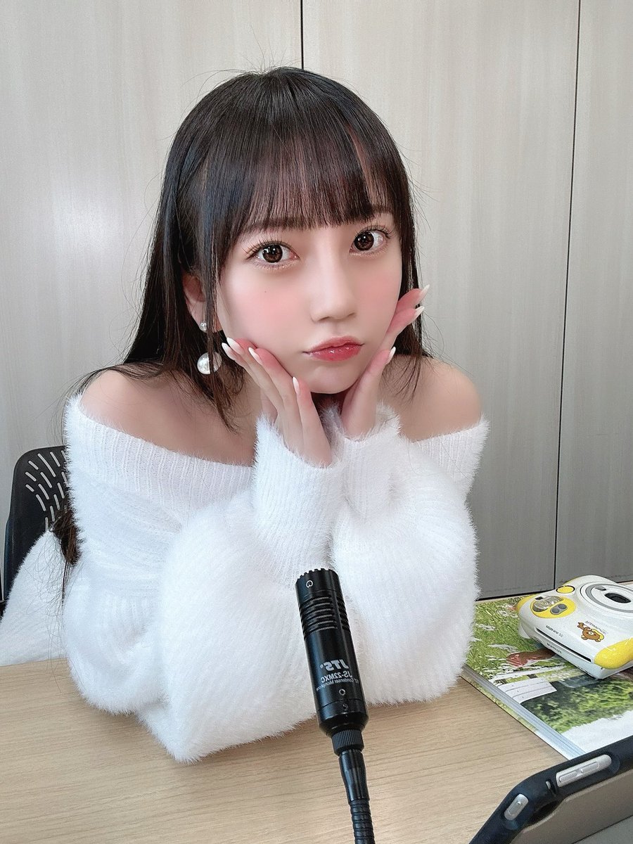 uR8j9VBq's tweet photo. マイクの前で可愛く決める、七沢みあちゃん
#七沢みあ https://t.co/fkKUamqrMX