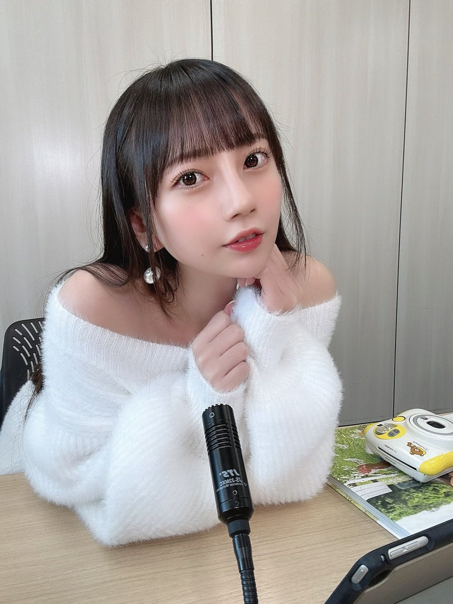 uR8j9VBq's tweet photo. マイクの前で可愛く決める、七沢みあちゃん
#七沢みあ https://t.co/fkKUamqrMX