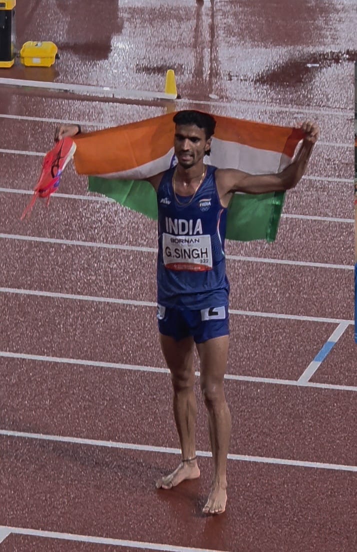 afiindia's tweet photo. HISTORY IN NAGOYA 🇮🇳👑

Gulveer Singh becomes the FIRST Indian man to win THREE individual medals at a single Asian Games 🔥

🥈 10,000m: 28:29.38
🥈 1500m: 3:36.72 PB
🥉 5000m: 13:32.75
Three distances, three podiums, from the speed of the 1500m to the grind of the 10,000m.
He finished tonight's 5000m in the rain, then did his lap of honour barefoot with the Tricolour 🇮🇳🙌

A historic campaign from India's distance king 💪

#AsianGames2026 #TeamIndia #IndianAthletics #Nagoya2026