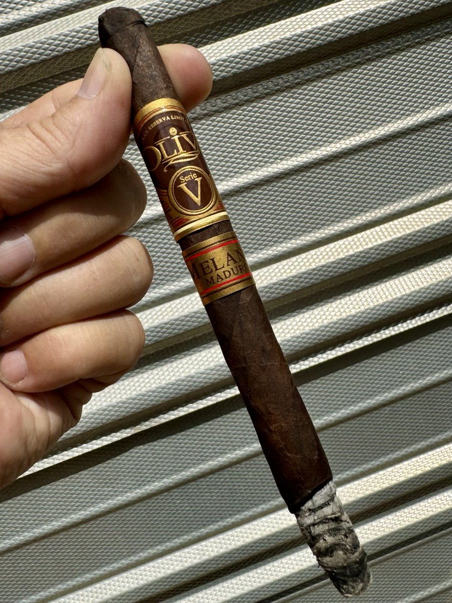 supercigardave's tweet photo. Happy Tuesday!

An Oliva Serie V Melanio Lancero cigar with ☕️ https://t.co/q1CEOdKzG3